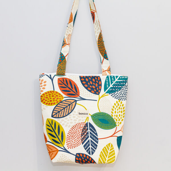 Totebag acolchado con cremallera y estampado de hojas