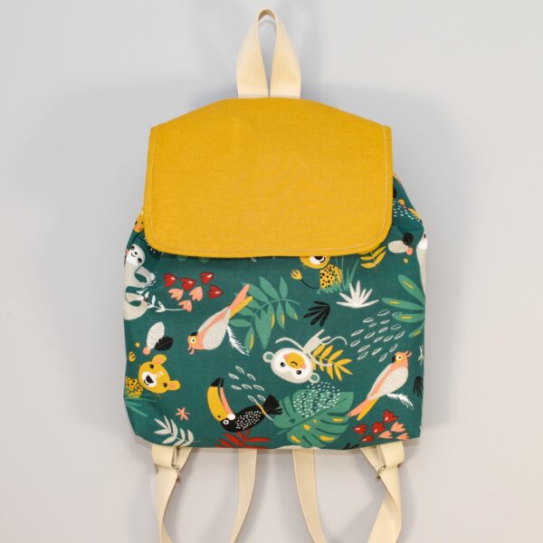 Mochila infantil con con solapa y estampados de animales