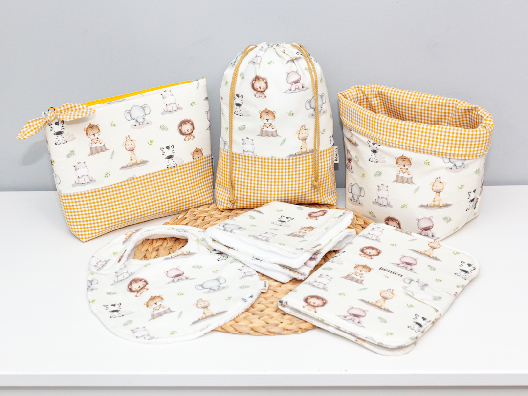 Canastilla artesanal para bebé hecha a mano con estampado de animales de la selva colección Safari