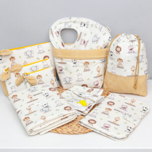 Canastilla artesanal para bebé hecha a mano en algodón con estampado de animales dulces