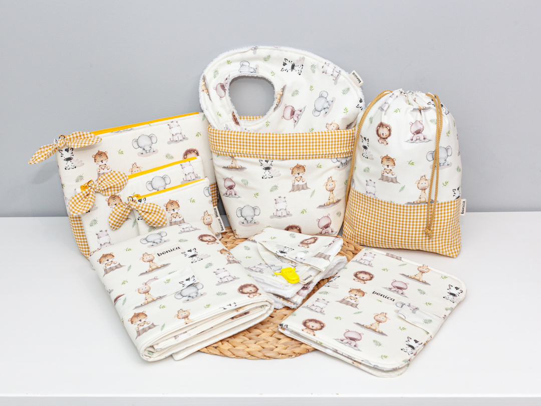 Canastilla artesanal para bebé hecha a mano en algodón con estampado de animales dulces