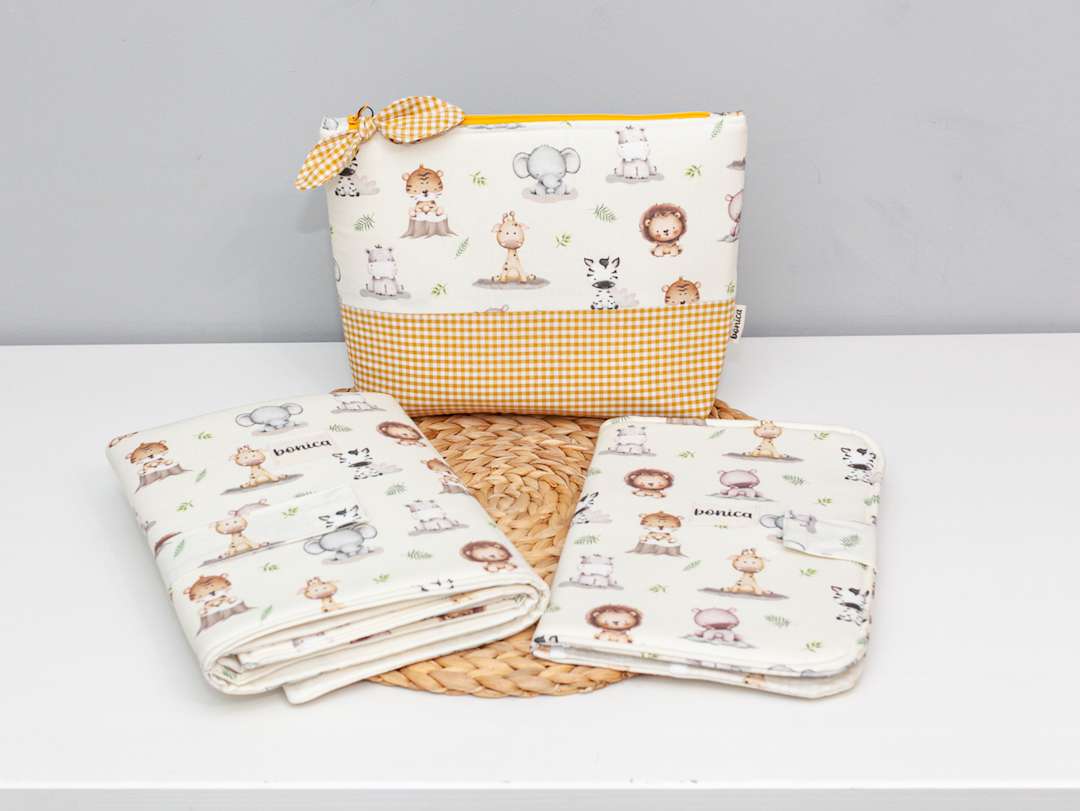 Canastilla artesanal para bebé hecha a mano en algodón con estampado de animalitos