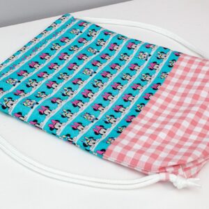 Mochila saco infantil artesanal con estampado de Minnie Mouse sobre fondo azul, base de tela cuadros vichy rosa y cordones