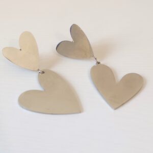 Pendientes Benidorm hechos a mano en acero inoxidable plateado con diseño doble de corazones articulados
