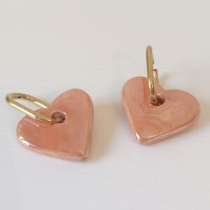 Pendientes Castellón hechos a mano en cerámica esmaltada con forma de corazón y aros dorados
