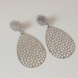 Pendientes Dénia hechos a mano en acero inoxidable plateado con diseño floral calado en forma de lágrima
