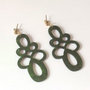 Pendientes Málaga hechos a mano en resina artesanal verde con acabado perlado y acero inoxidable dorado