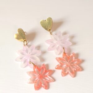 Pendientes Malvarrosa hechos a mano en resina artesanal rosa y lavanda con base de acero inoxidable dorado