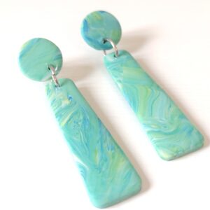 Pendientes Mariola hechos a mano en arcilla polimérica efecto marmolado turquesa y verde con acero inoxidable plateado
