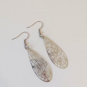 Pendientes Peñíscola hechos a mano en acero inoxidable plateado con diseño calado alargado