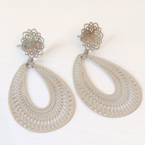 Pendientes Saler hechos a mano en acero inoxidable plateado con diseño calado en forma de lágrima