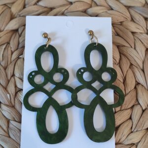 Pendientes Málaga hechos a mano en resina artesanal verde con acabado perlado y acero inoxidable dorado