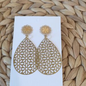 Pendientes Valencia hechos a mano en acero inoxidable dorado con diseño floral calado en forma de lágrima