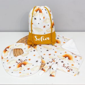 Canastilla artesanal para bebé hecha a mano en algodón con estampado de arcoíris en tonos ocres