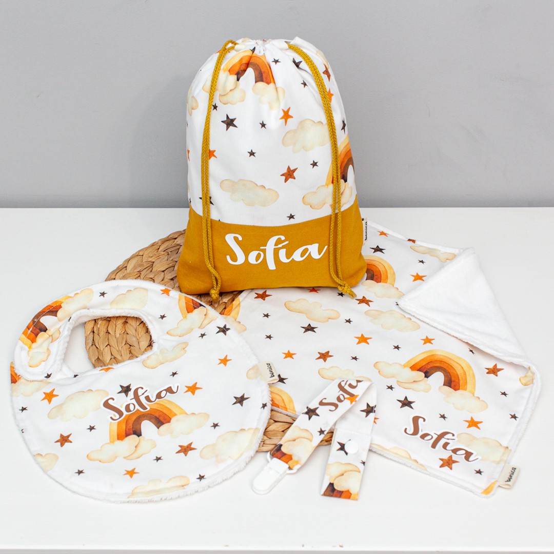 Canastilla artesanal para bebé hecha a mano en algodón con estampado de arcoíris en tonos ocres