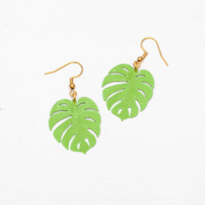 Pendientes Tropical Verde hechos a mano en acero inoxidable dorado con detalles verdes y forma de hoja tropical