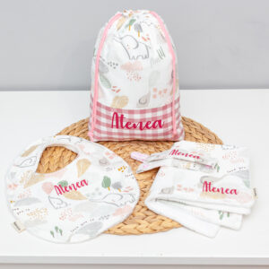 Canastilla artesanal para bebé hecha a mano en algodón con estampado de elefantes y vichy rosa