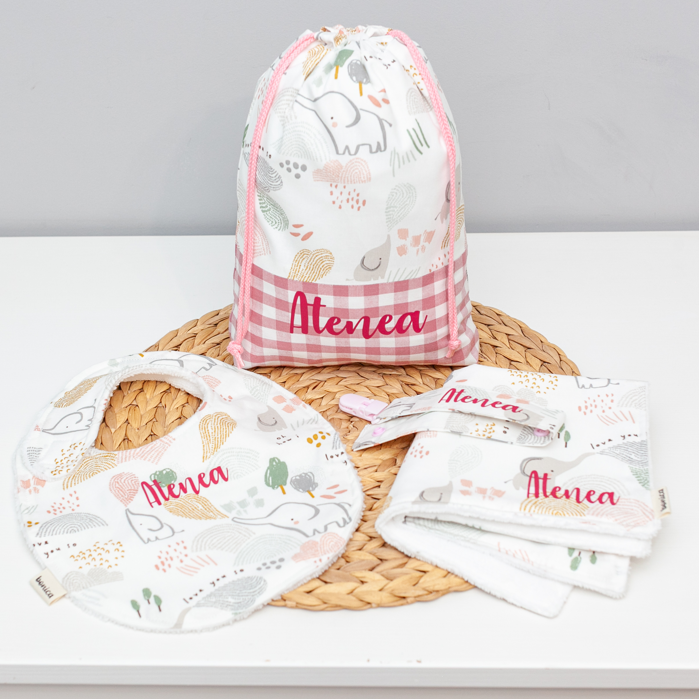 Canastilla artesanal para bebé hecha a mano en algodón con estampado de elefantes y vichy rosa