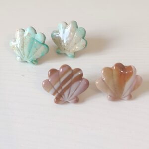 Pendientes Pack Conchas hechos a mano en arcilla polimérica en tonos turquesa, arena y blanco nacarado