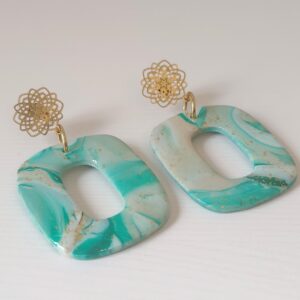 Pendientes Cordelia hechos a mano en arcilla polimérica verde agua, blanco y dorado con base floral dorada