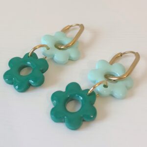 Pendientes Laura hechos a mano en arcilla polimérica verde esmeralda y menta con aros dorados