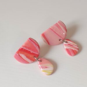 Pendientes Macarena hechos a mano en arcilla polimérica efecto marmolado rosa, coral y blanco