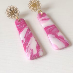 Pendientes Selena hechos a mano en arcilla polimérica marmolada blanco y frambuesa con base floral dorada