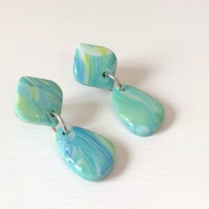 Pendientes Teresa hechos a mano en arcilla polimérica efecto marmolado azul y verde con aros plateados
