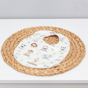 Delantal bebe artesanal Safary hecho a mano con estampado de animales de la selva