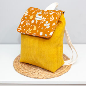 Mochila artesanal para mujer Matilda hecha a mano en pana ocre con solapa floral