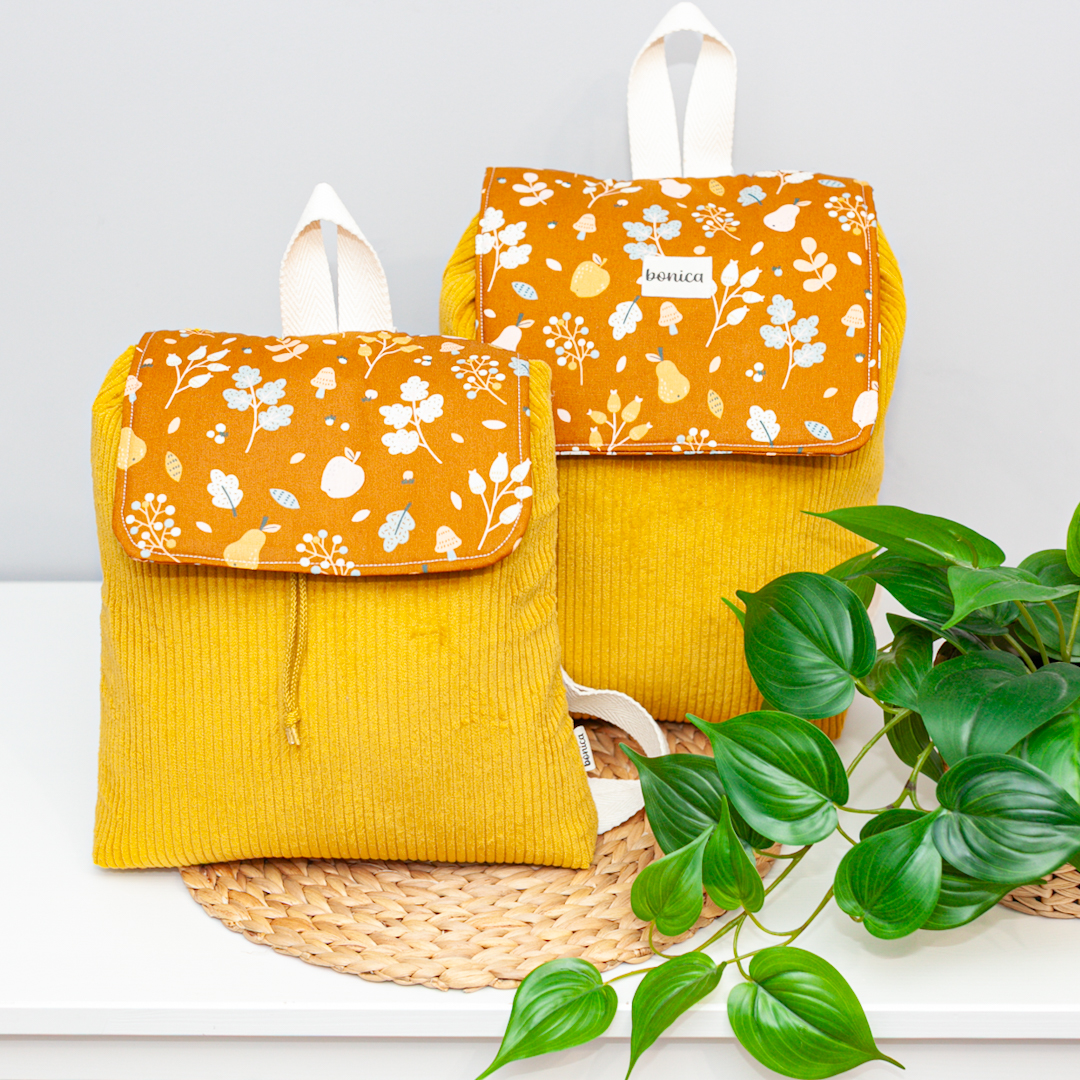 Mochila artesanal para mujer Matilda hecha a mano en pana ocre con diseño floral