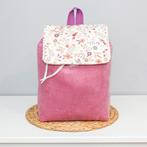 Mochila infantil artesanal con solapa Vera hecha a mano en pana rosa con estampado floral
