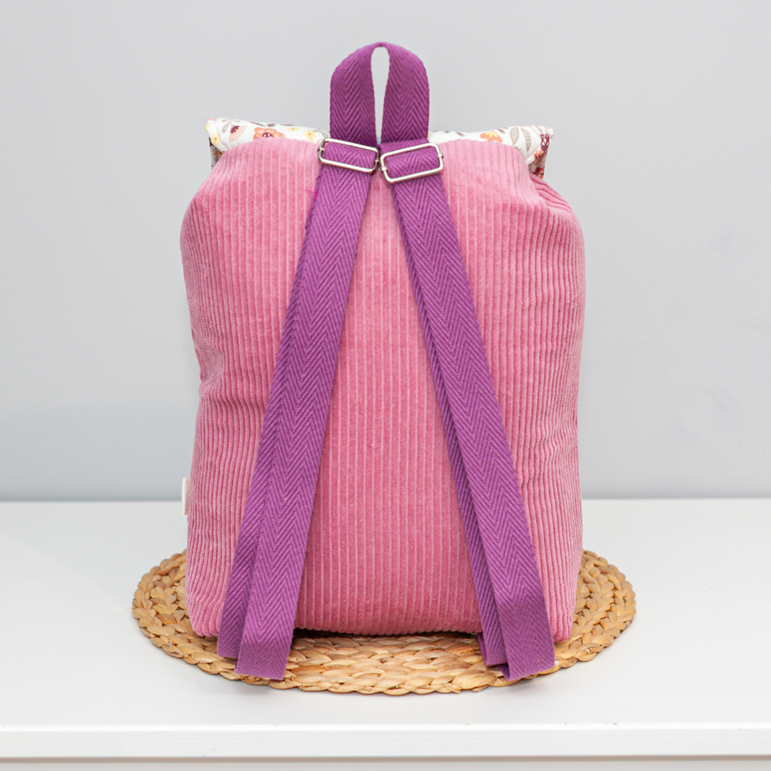 Detalle de mochila artesanal Vera para mujer con solapa floral y tirantes regulables