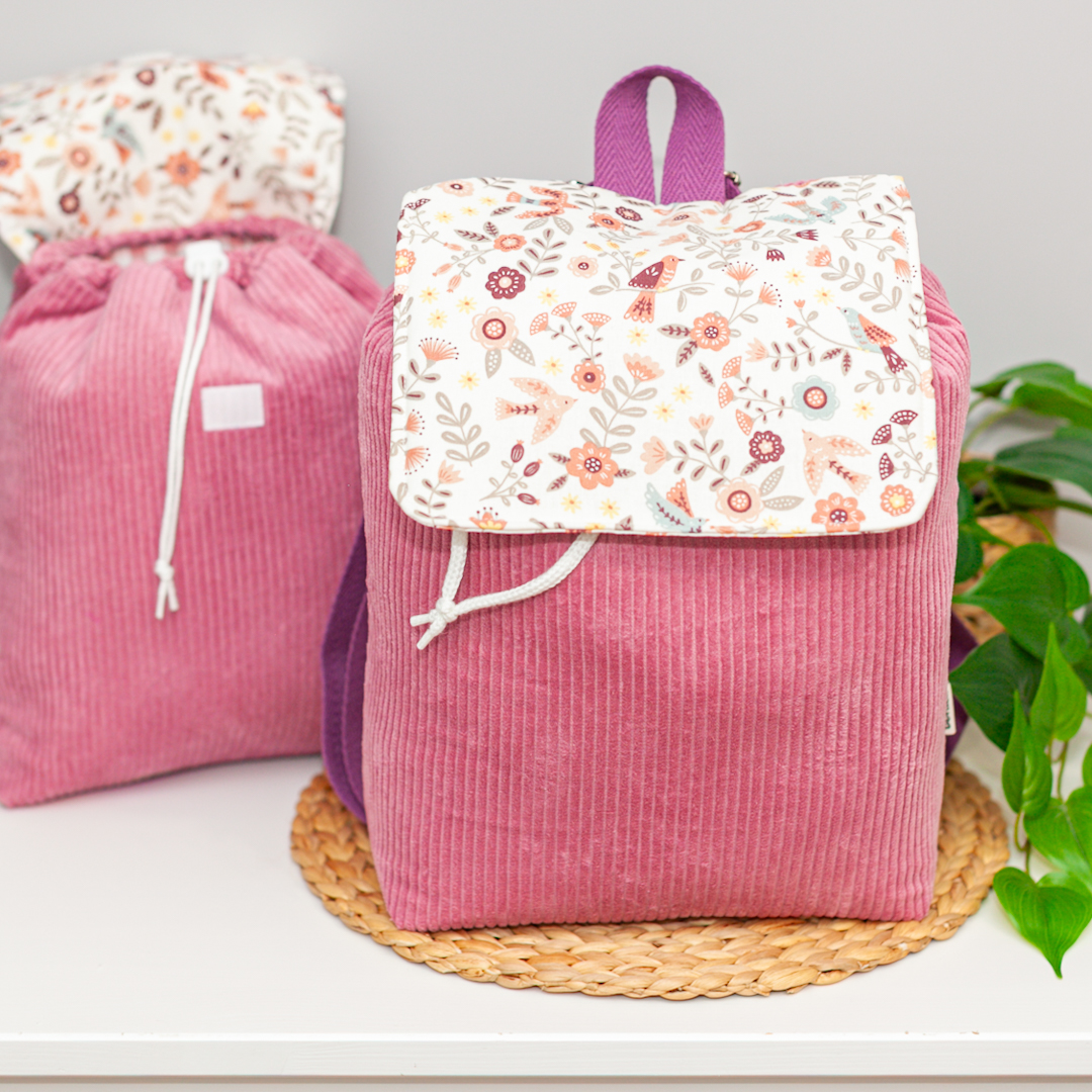 Mochila artesanal Vera hecha a mano en pana rosa con diseño floral