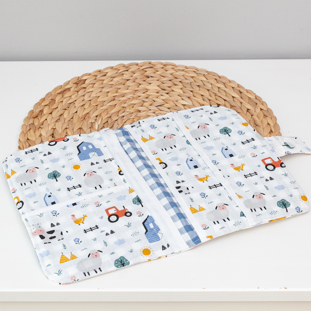 Detalle de portadocumentos artesanal con compartimentos y cremallera