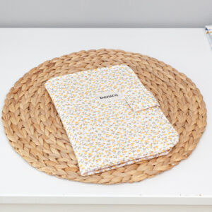 Portadocumentos artesanal Julia hecho a mano en algodón con estampado de flores y cuadros vichy en tonos anaranjados