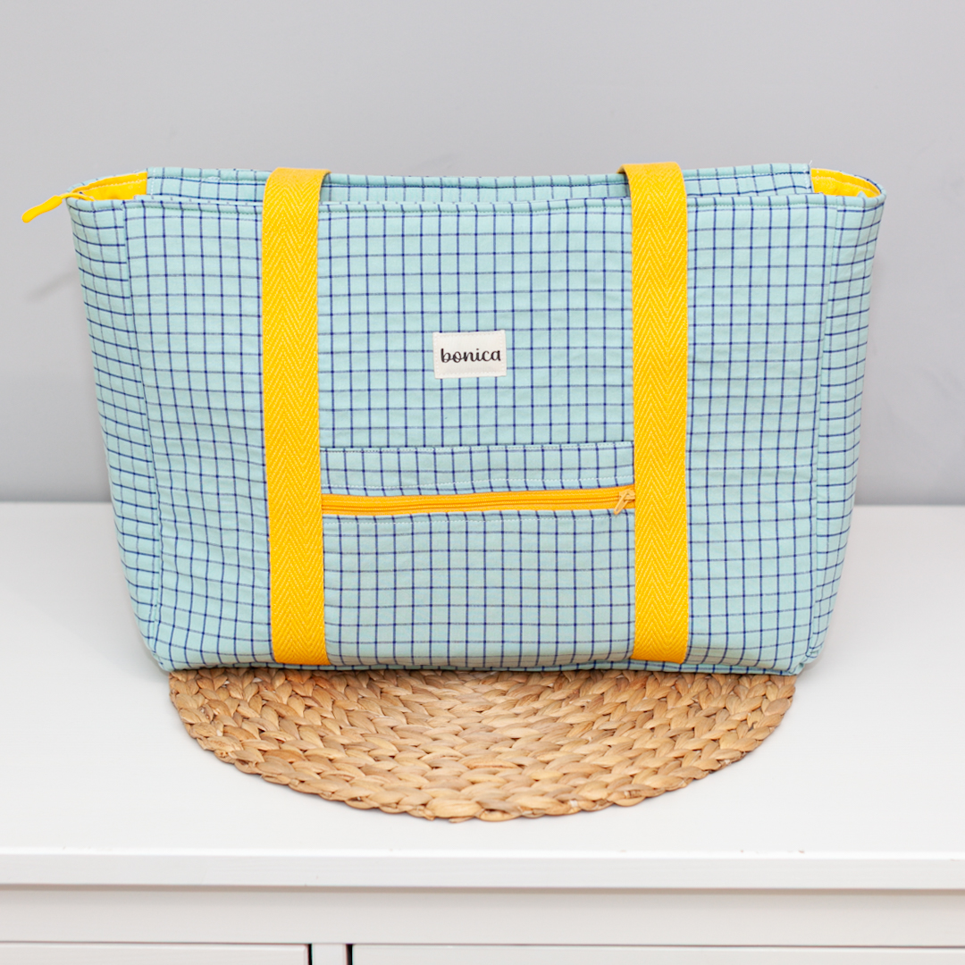 Bolso mediano ALBA hecho a mano con telas de algodón en tonos azul y amarillo