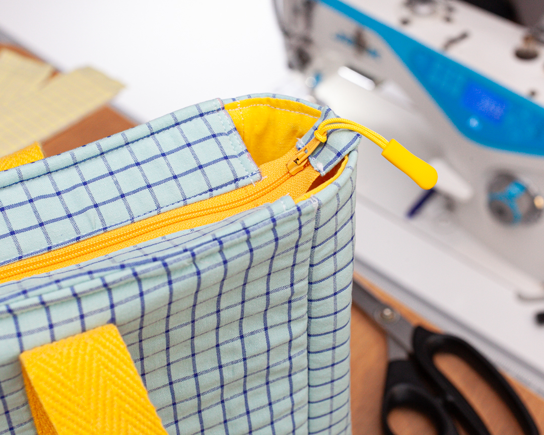 Detalle de bolso artesanal ALBA hecho a mano con tejido colorido