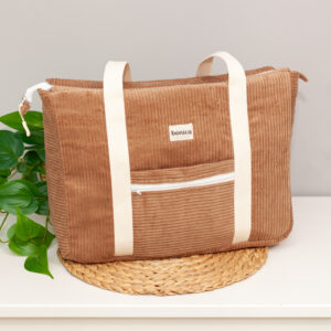 Bolso mediano artesanal de pana marrón hecho a mano con cierre de cremallera y asa ajustable