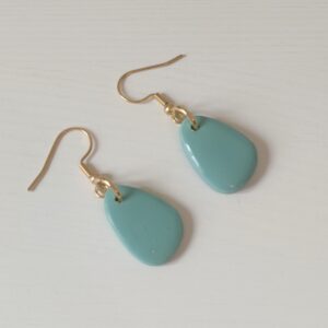 Pendientes Aitana hechos a mano en arcilla polimérica azul océano y acero inoxidable dorado