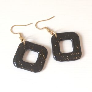Pendientes Alcoy hechos a mano en arcilla polimérica negra con brillos dorados y acero inoxidable dorado