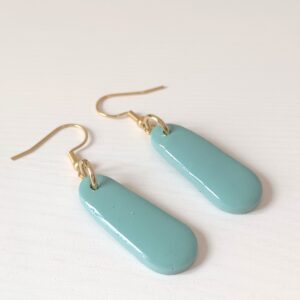 Pendientes Alicante hechos a mano en arcilla polimérica azul océano y acero inoxidable dorado