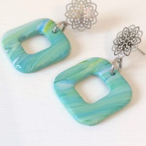Pendientes Altea hechos a mano en arcilla polimérica efecto marmolado azul y verde agua con base floral plateada