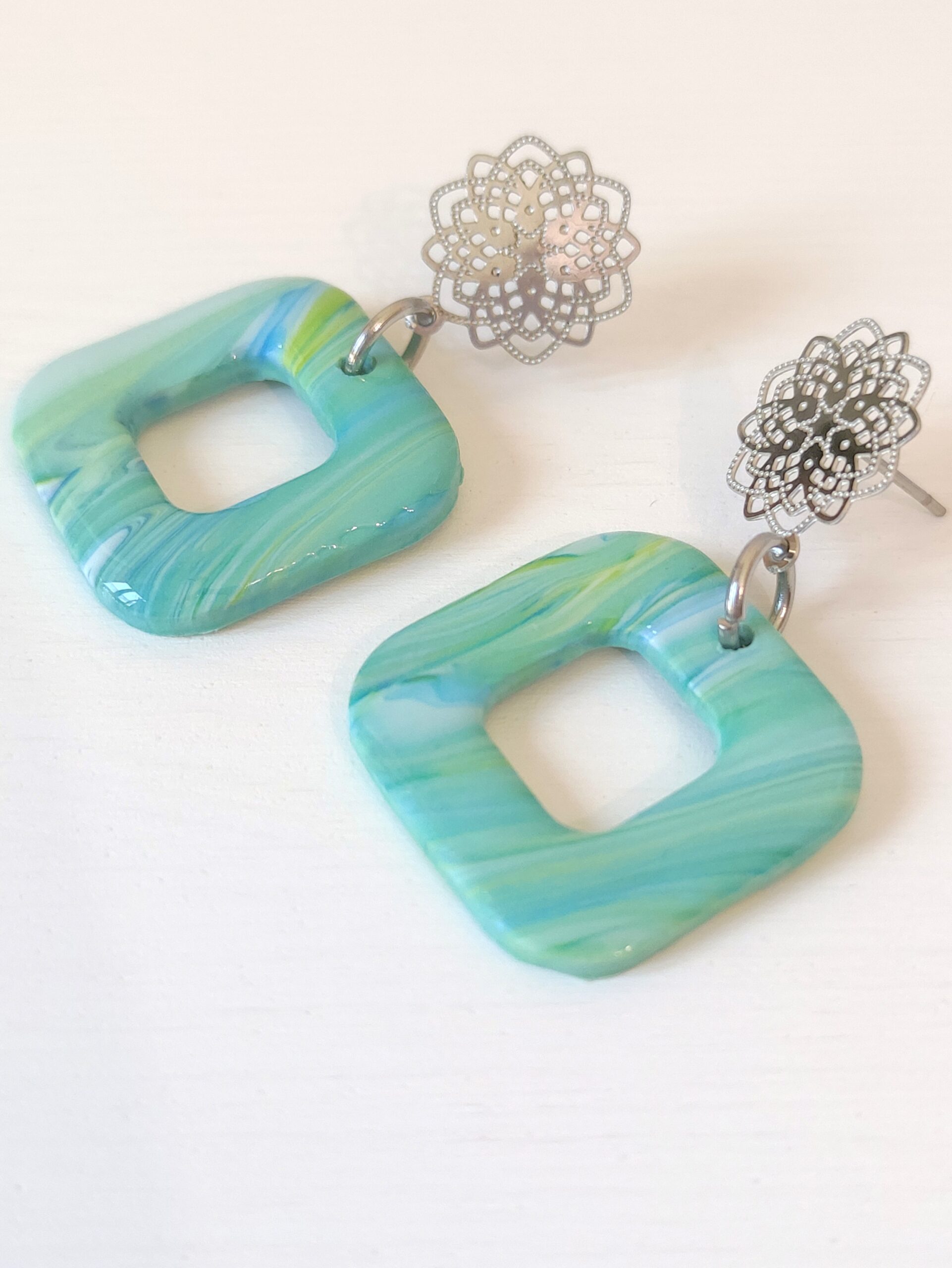 Pendientes Altea hechos a mano en arcilla polimérica efecto marmolado azul y verde agua con base floral plateada
