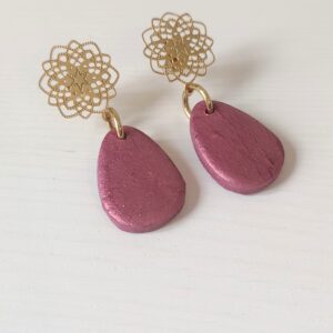 Pendientes Aura hechos a mano en arcilla polimérica color rojo burdeos metalizado y acero inoxidable dorado