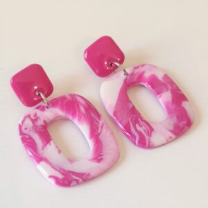 Pendientes Carmen hechos a mano en arcilla polimérica marmolada fucsia y blanca con acabado brillante