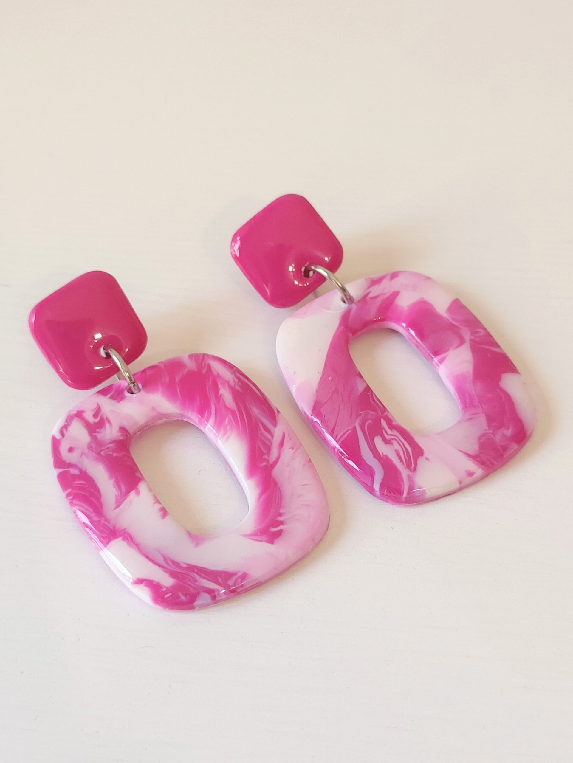 Pendientes Carmen hechos a mano en arcilla polimérica marmolada fucsia y blanca con acabado brillante