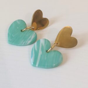 Pendientes Corazones hechos a mano en arcilla polimérica verde agua y blanco con base dorada en forma de corazón