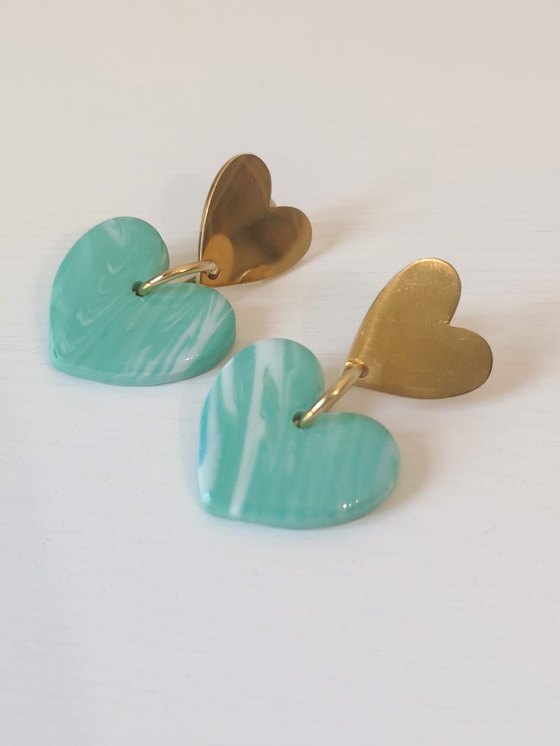 Pendientes Corazones hechos a mano en arcilla polimérica verde agua y blanco con base dorada en forma de corazón