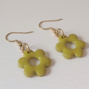 Pendientes Flor Hierba hechos a mano en arcilla polimérica verde y acero inoxidable dorado con forma de flor